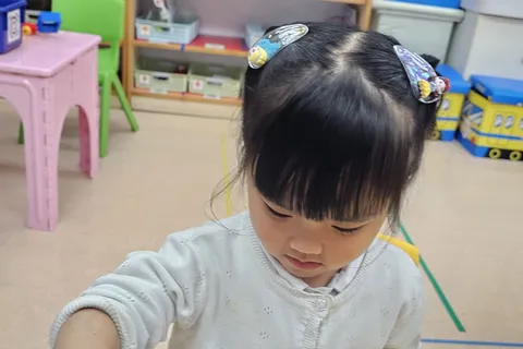 小朋友用剪成流蘇狀的紙筒印出煙花圖案