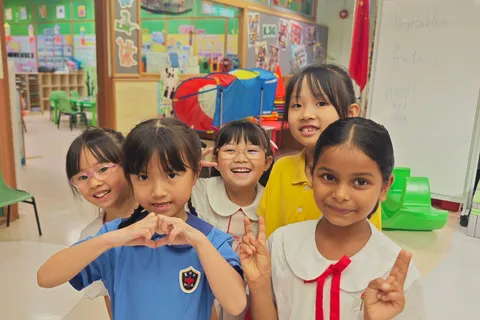 一群女孩在幼稚園課室旁合照