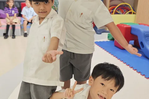 三位男孩在呼拉圈內擺出有趣的姿勢