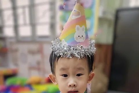K1B 班的小朋友戴著彩虹派對帽