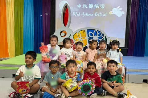 K1G 班的小朋友在中秋節慶祝活動的兔子花燈舞台佈景前合照