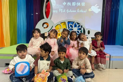 K1W 班的小朋友在中秋節慶祝活動的兔子花燈舞台佈景前合照