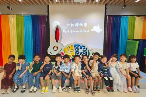 K2B 班的小朋友在中秋節慶祝活動的兔子花燈舞台佈景前合照