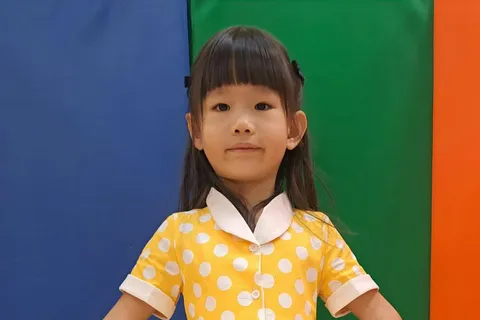 K2R 班的小朋友穿著黃色圓點裙子