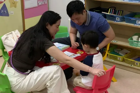 兩位家長引導小朋友進行圖卡活動