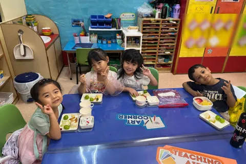 小朋友在課室圍坐分享水果小食