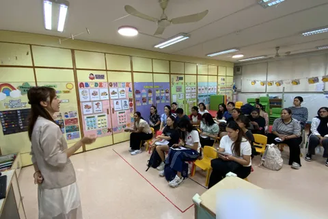 老師在「Smart Start」家長工作坊開始時，向坐在課室內的家長致歡迎辭