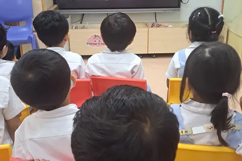 小朋友在課室屏幕前觀看國慶慶祝活動